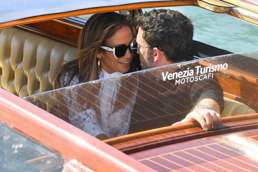 Bennifer fueron captados paseando juntos en el Festival de Cine de Venecia. La cantante acompañó a su novio al estreno de la película The Last Duel. En medio de un taxi acuático, la pareja lucía radiante y muy enamorada.