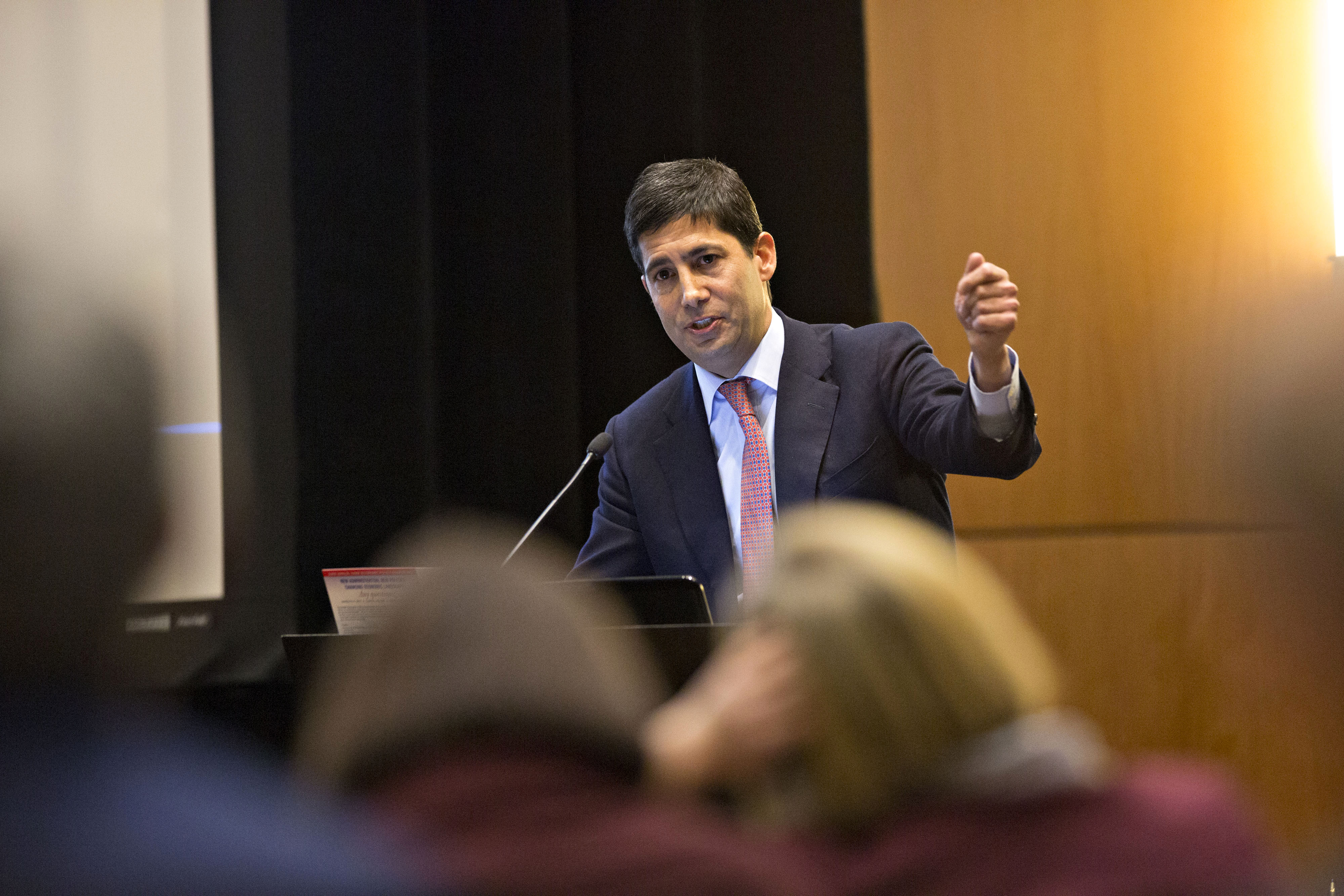 Kevin Warsh fue confirmado como presidente de la Fed: así es el elegido de Trump