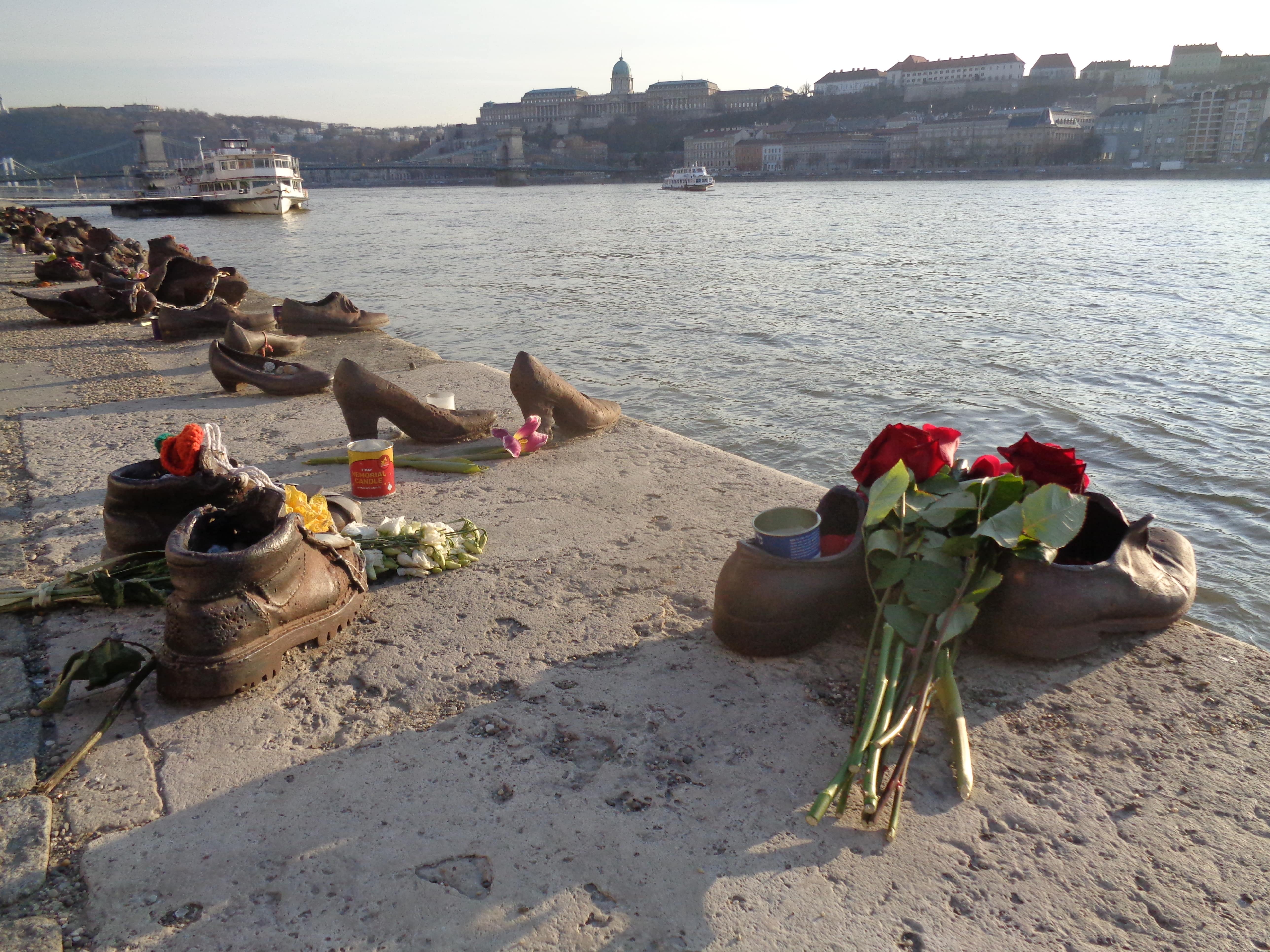 La escultura Zapatos a Orillas del Danubio honra a los judíos húngaros asesinados y arrojados al río durante la Segunda Guerra Mundial. Una de las obras de arte más impactantes del mundo.