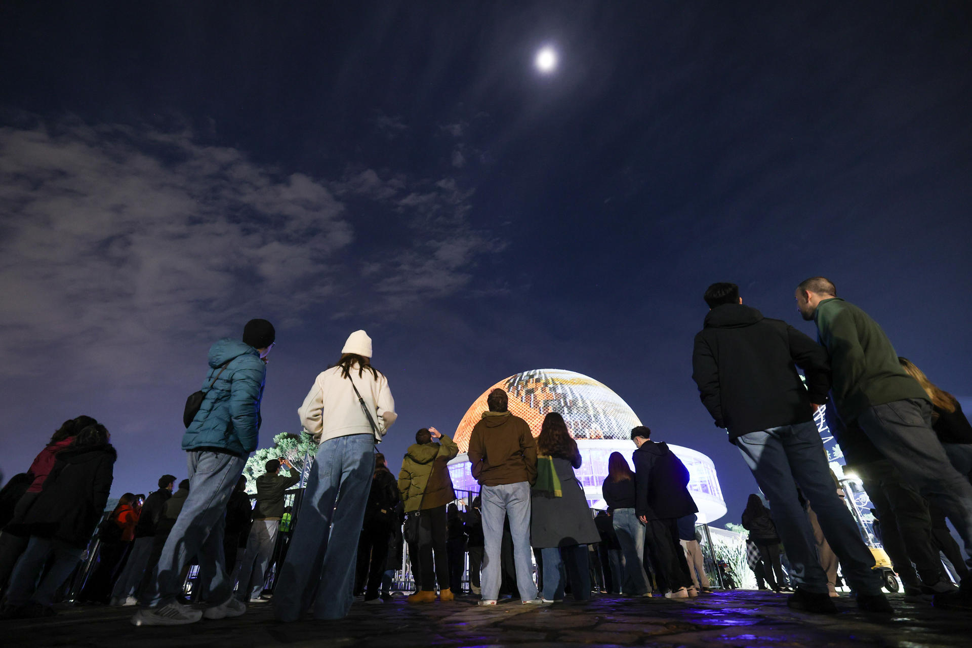 Grupo de personas reunido en el planetario Galileo Galilei, en Argentina, para presenciar el eclipse.