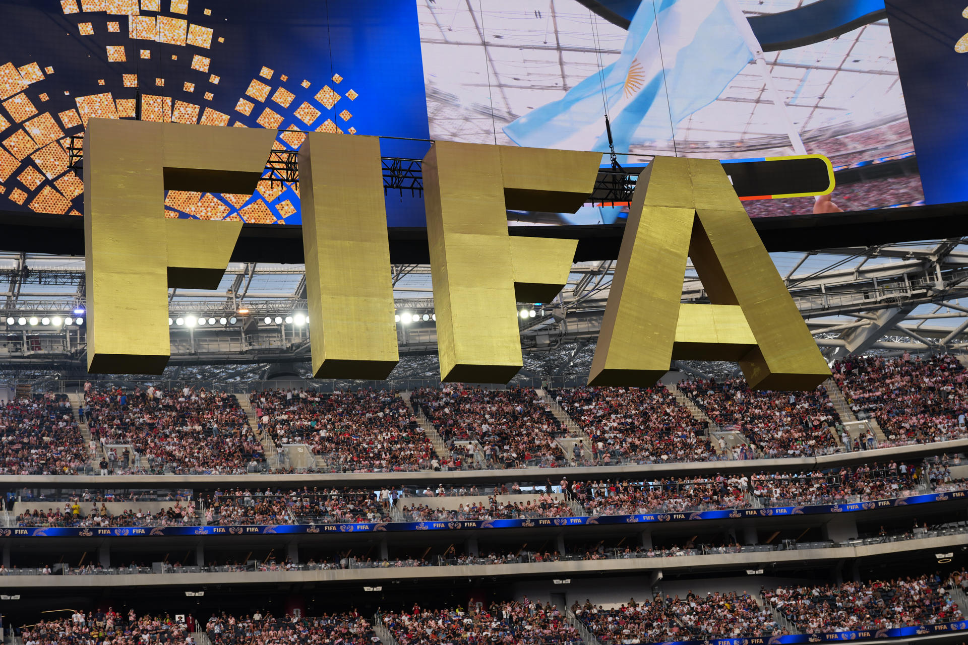 GR6032. LOS ÁNGELES (ESTADOS UNIDOS), 12/06/2026.- Fotografía que muestra un cartel de la FIFA durante la inauguración del Mundial de la FIFA 2026 este viernes, en el estadio SoFi en Los Ángeles (EE.UU.). EFE/ Omar Alonso
