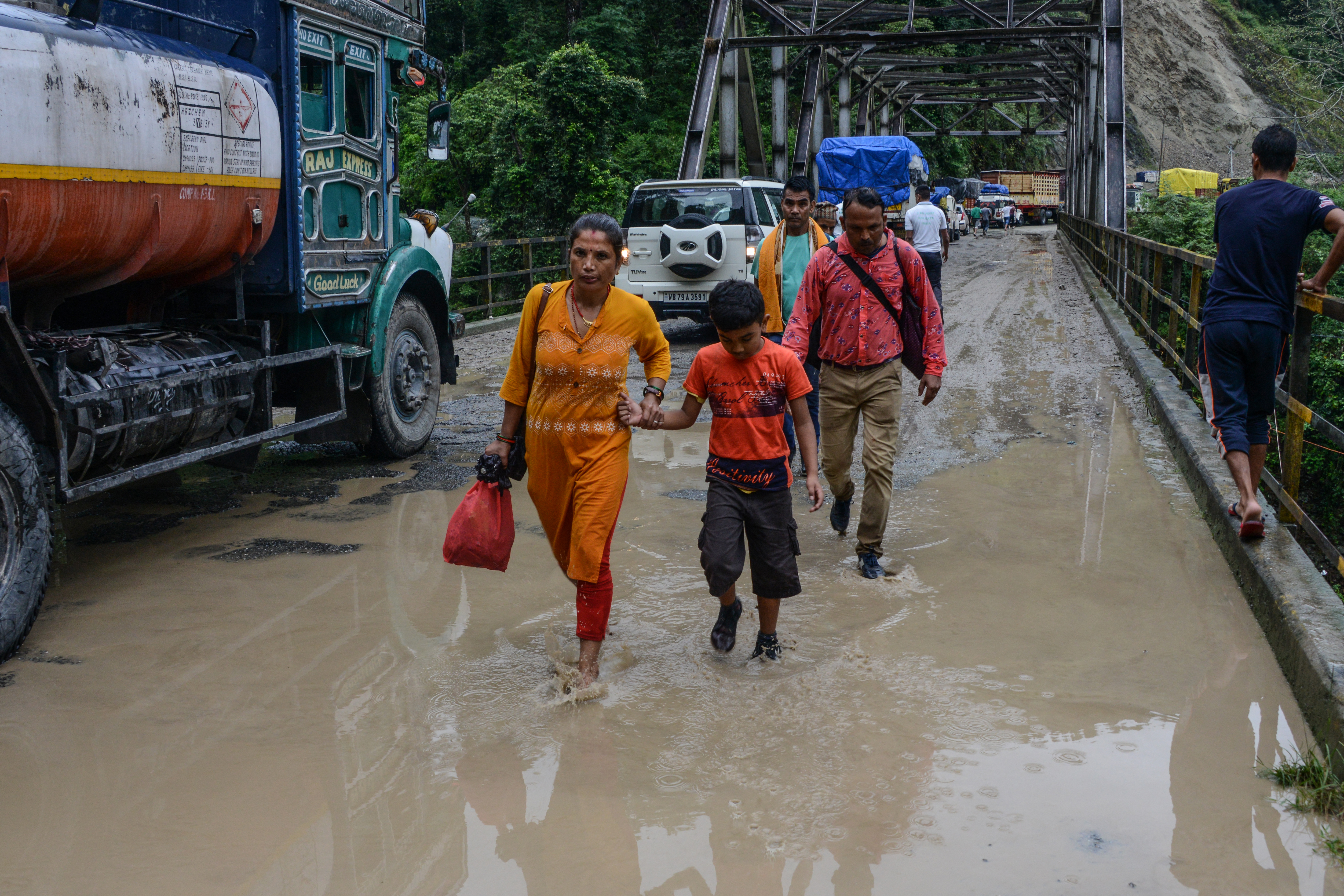 Lluvias monzónicas también están causando fuertes inundaciones en Nepal