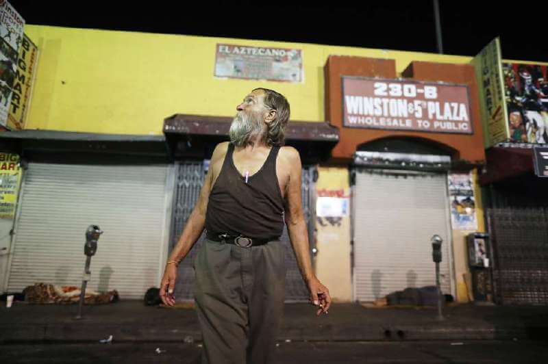 David no tiene hogar y  duerme en Skid Row, una calle de Los Ángeles, California. No puede pagar un arriendo.  / AFP