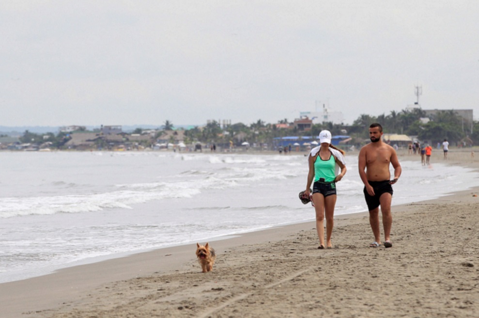 Cartagena de Indias abre playa piloto y permite baño de mar