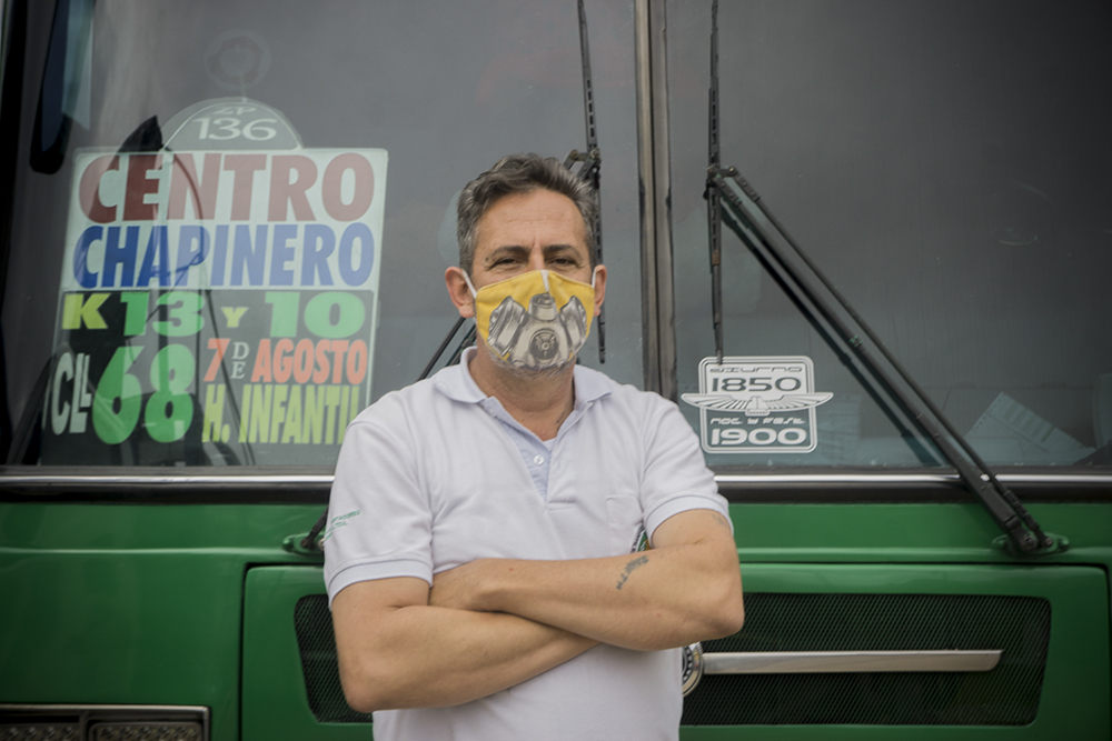 La ruta que solía hacer Jorge era así: desde Fontibón hasta la sexta en el centro, siguiendo por Chapinero, en donde se devolvía por la 17, para luego dirigirse a Villaluz, hasta llegar al aeropuerto y, desde allí, hasta Fontibón. El bus es tan grande que, durante la cuarentena, la ruta nunca se llenaba como para cubrir al menos la gasolina, por eso decidió suspender la ruta.
