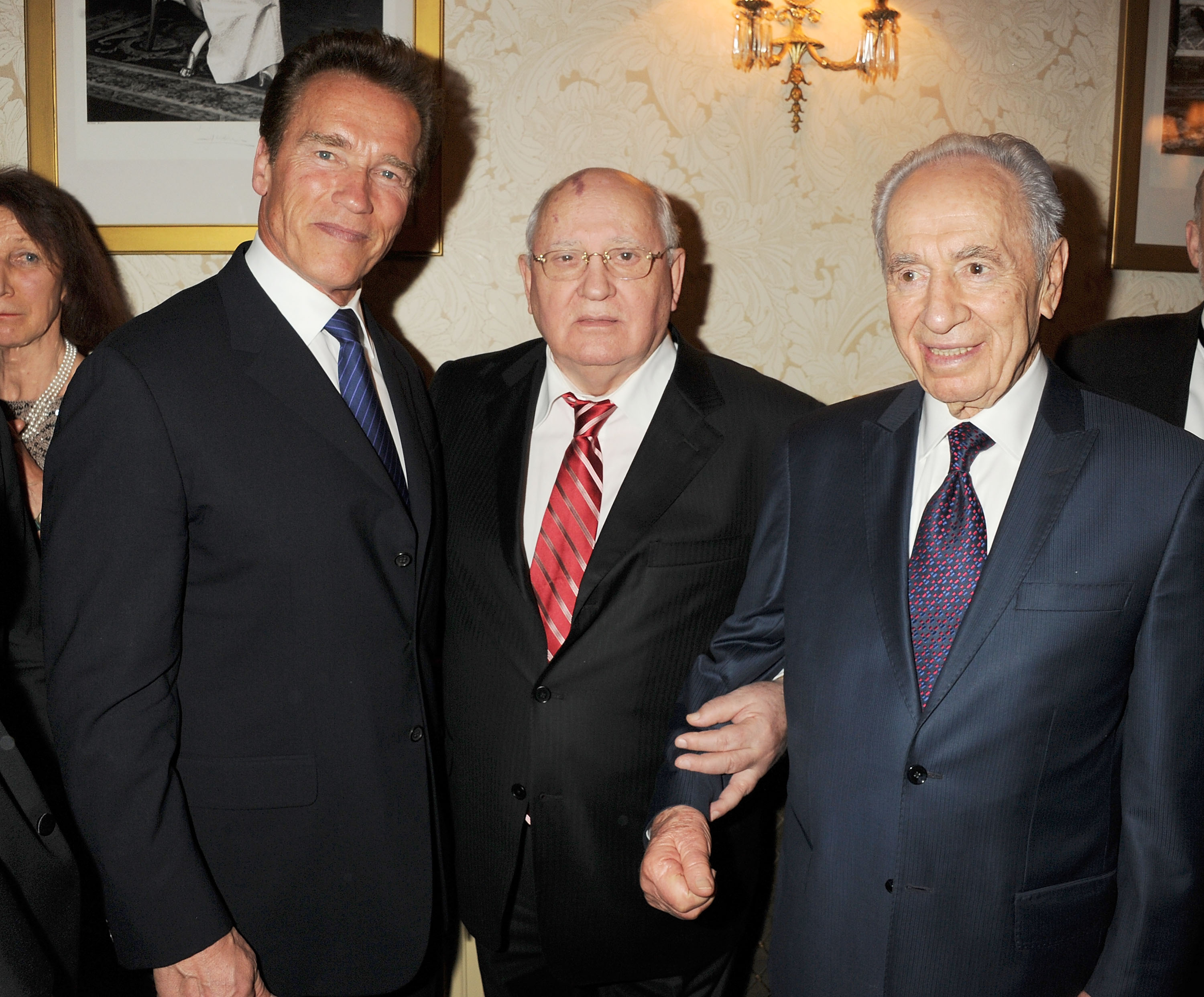 Arnold Schwarzenegger, el exlíder soviético y el entonces presidente israelí Shimon Peres asistían a la Gala Gorby 80 en el Royal Albert Hall el 30 de marzo de 2011 en Londres, Inglaterra. El concierto era para celebrar el cumpleaños 80 de Gorbachov.