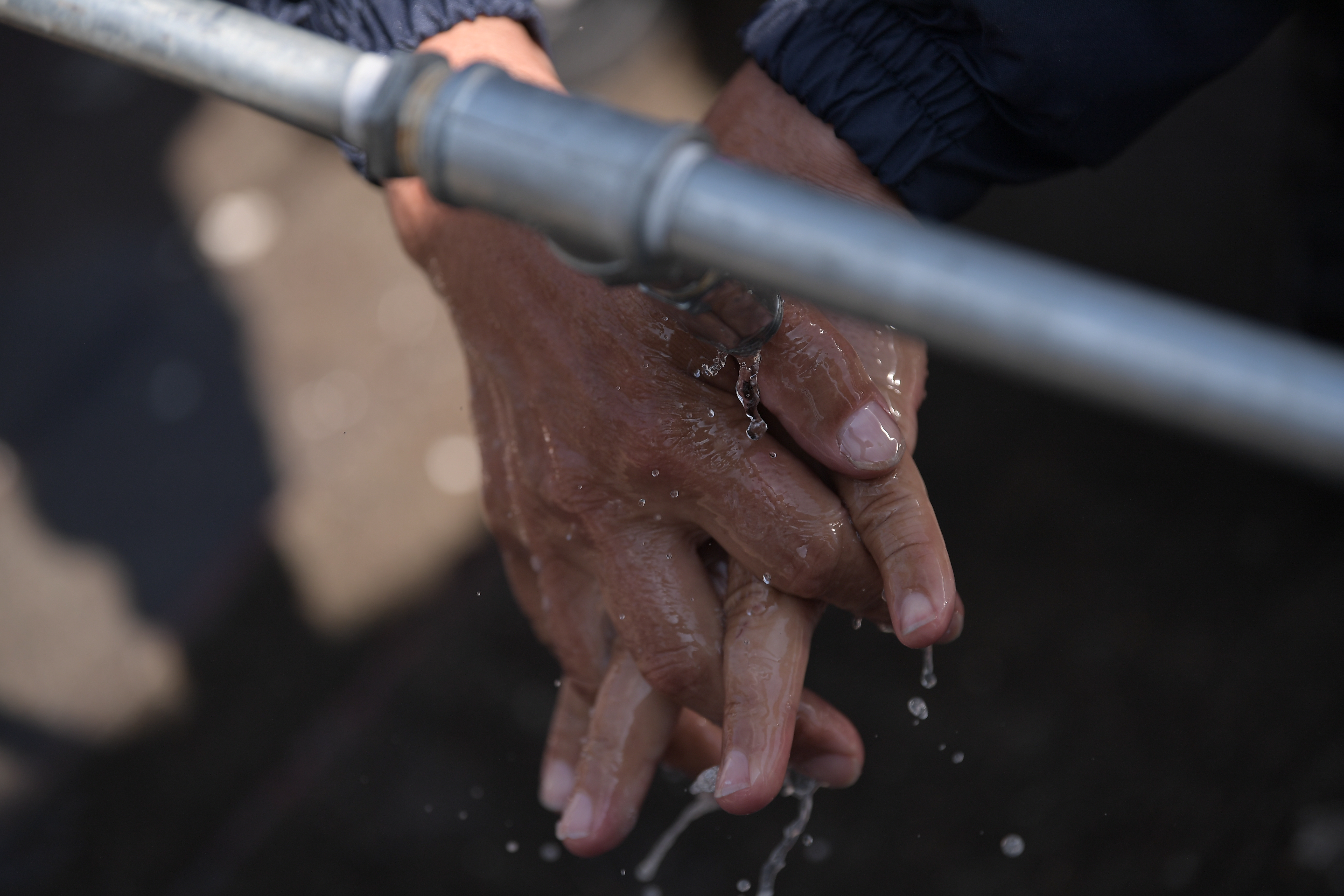 Bogotanos se abastecen de agua potable en carrotanques, tras la suspensión del servicio.