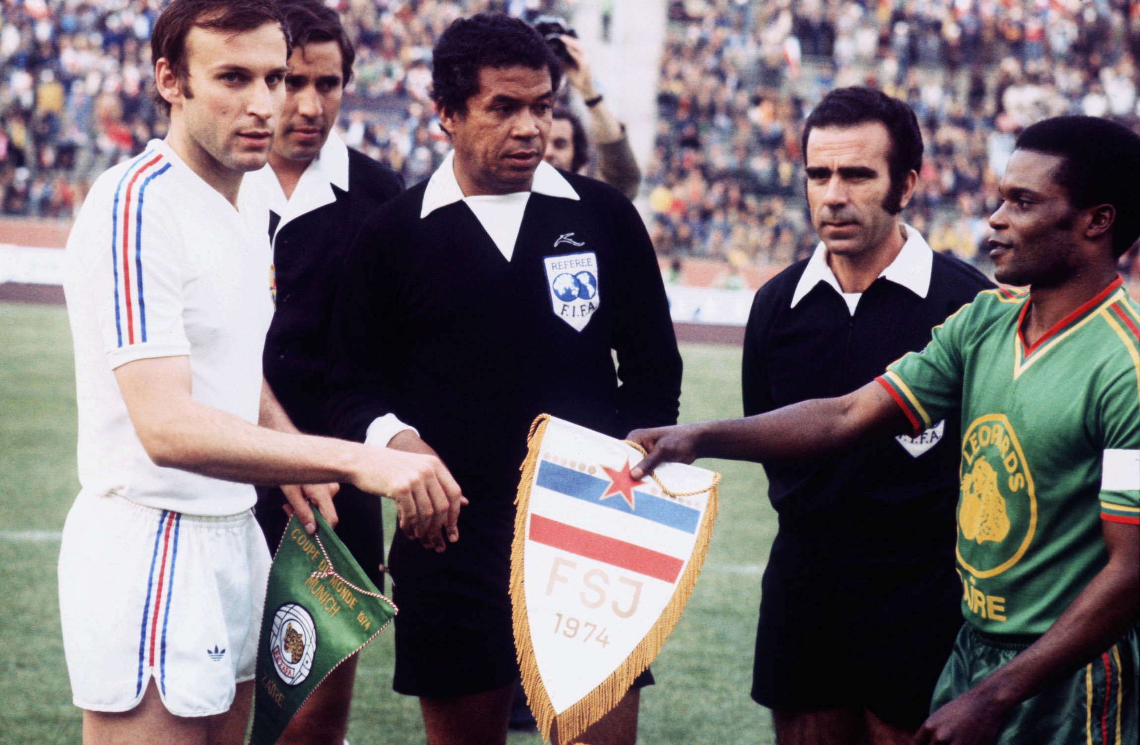 Inicio del partido de Yugoslavia a Zaire, de 1974 en Gelsenkirchen (Suecia).