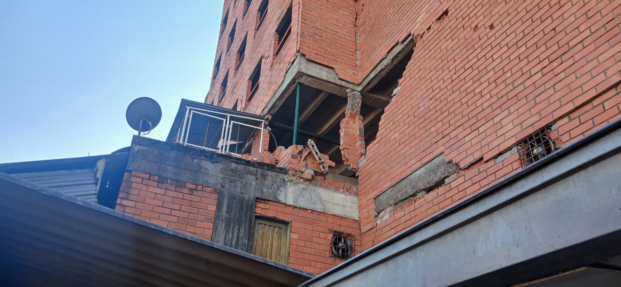 Algunas afectaciones a la Fundación Lazos de Amor, en el centro de Manizales (Caldas). Hay 21 adultos mayores buscando un albergue.