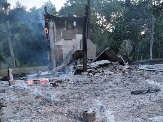 Queman casa a familia campesina que le ganó lío de tierras a exmagistrado Pretelt