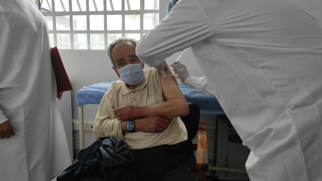 Inició la vacunación contra el COVID-19 en las cárceles del país