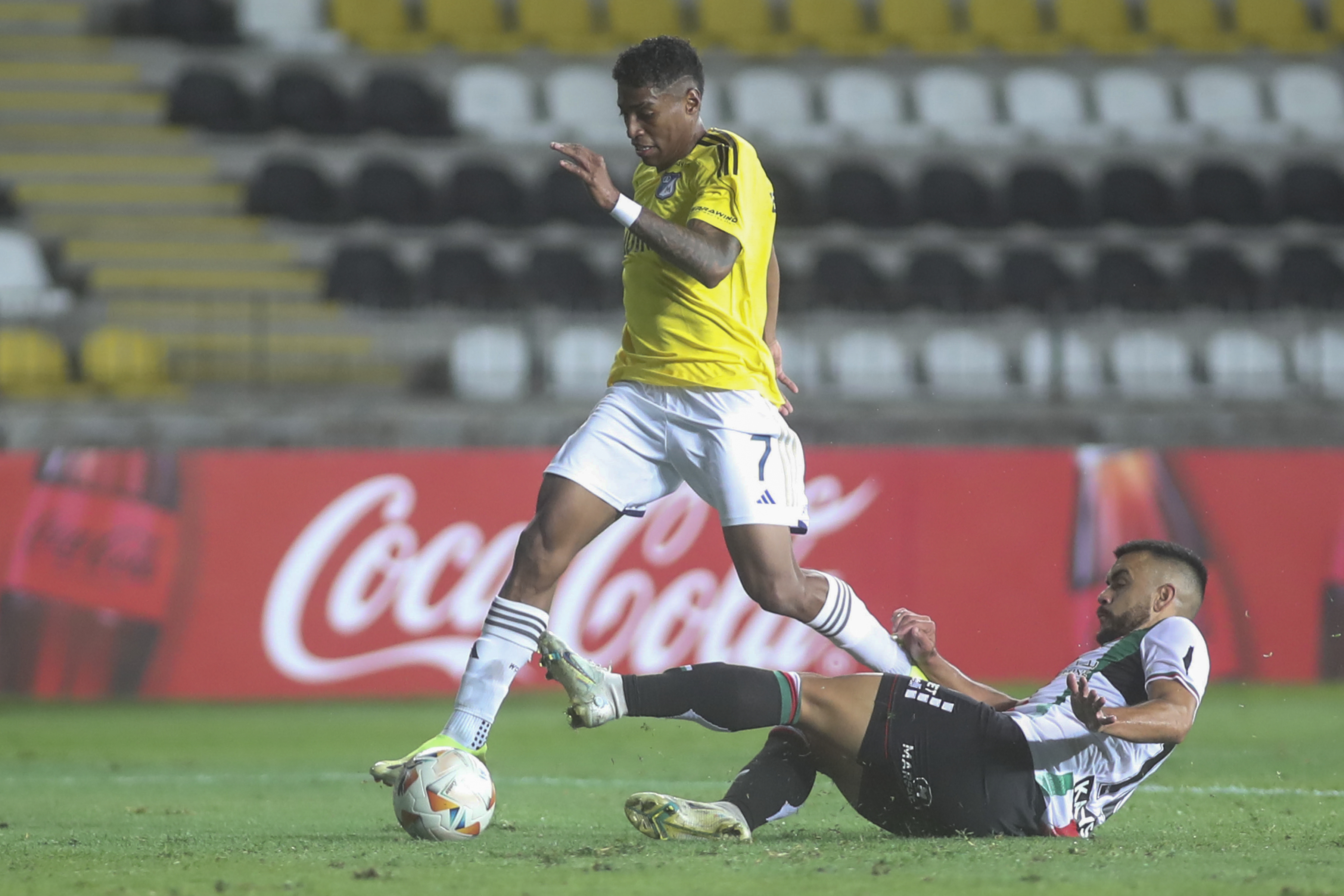 AMDEP700. COQUIMBO (CHILE), 25/04/2024.- Bryan Carrasco (abajo) de Palestino disputa el balón con Emerson Rivaldo Rodríguez de Millonarios este jueves, en un partido de la fase de grupos de la Copa Libertadores entre Palestino y Millonarios en el estadio Municipal Francisco Sánchez Rumoroso en Coquimbo (Chile). EFE/ Hernán Contreras