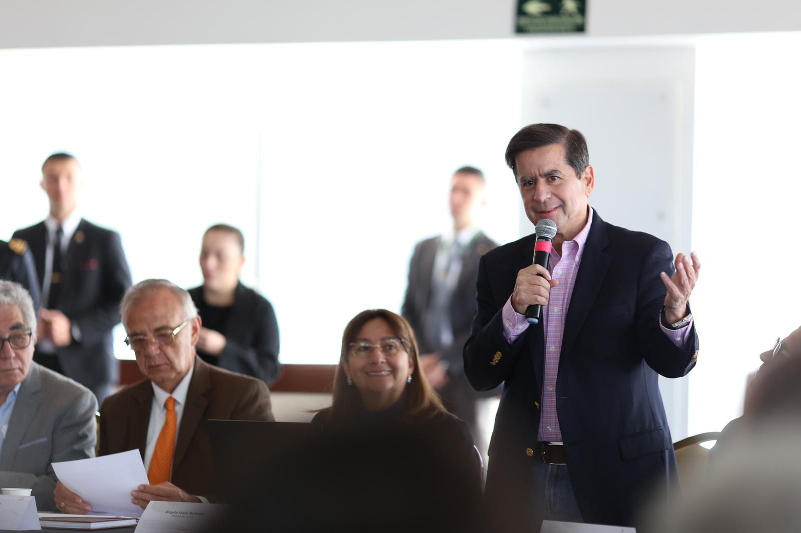 El ministro de Defensa, Iván Velásquez; la ministra de Justicia, Ángela María Buitrago; y el ministro del Interior, Juan Fernando Cristo en la Mesa
Nacional de Garantías para la defensa de los DD. HH.