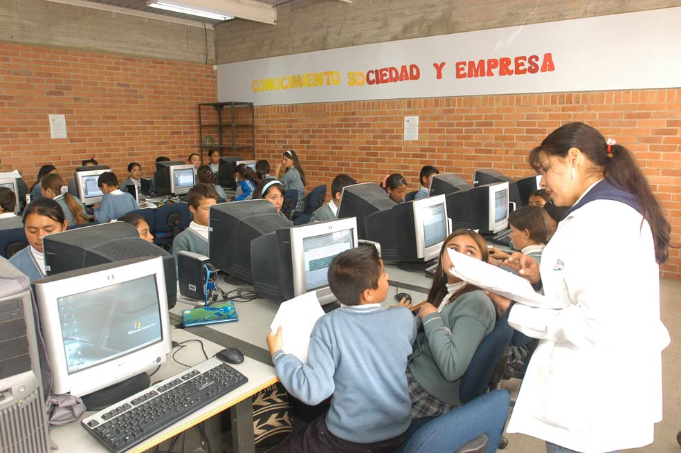 Prohibido educar maestros a distancia