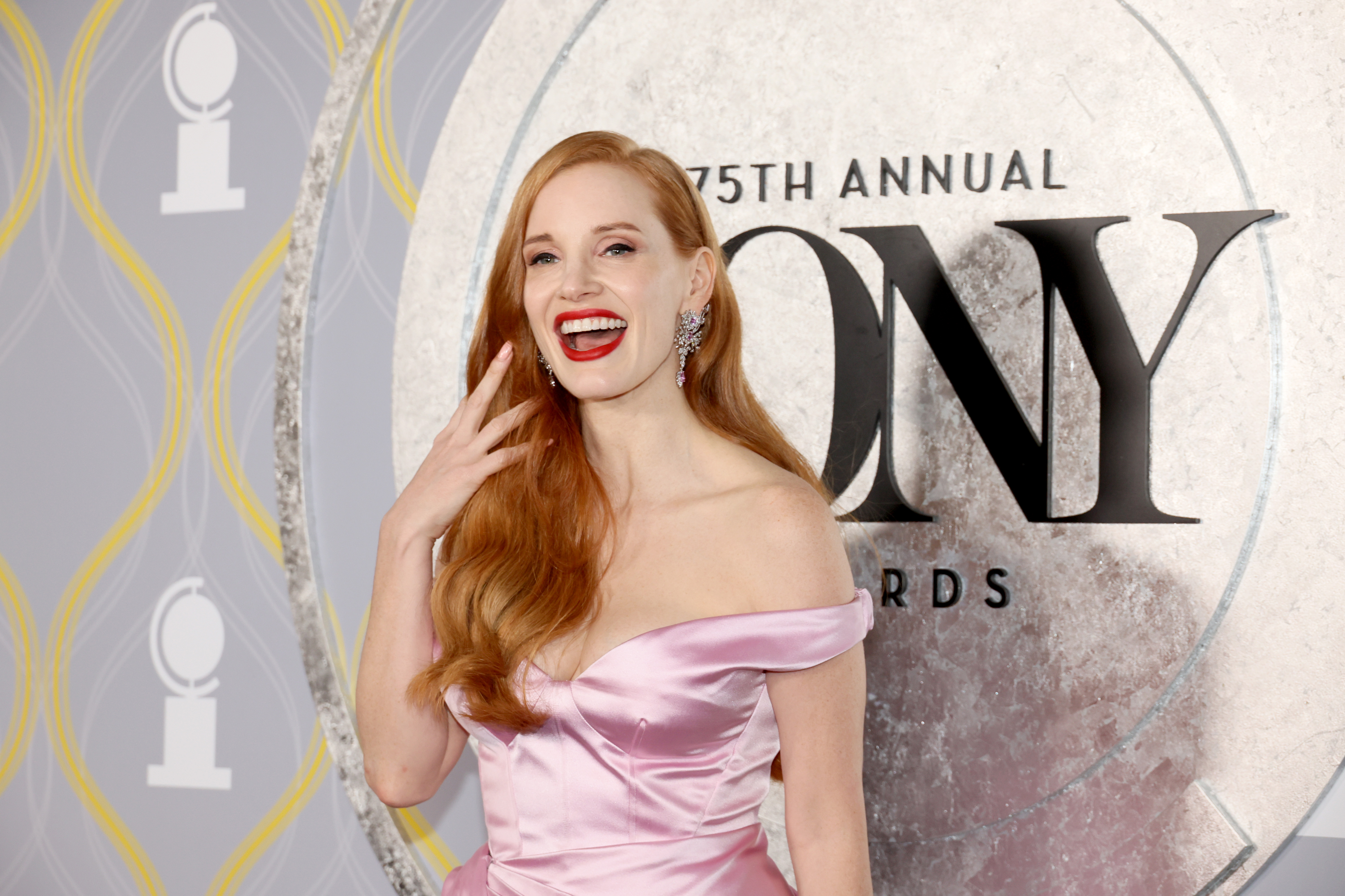 Jessica Chastain y Vanessa Hudgens de las mejores vestidas en los Tony Awards