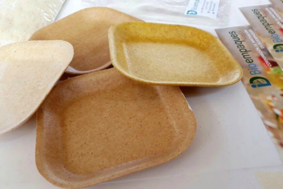 Platos y guantes hechos de yuca quieren desplazar a los de plástico