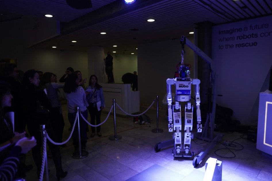 Robot de Davos eclipsa a Hombre de Davos en contexto sombrío