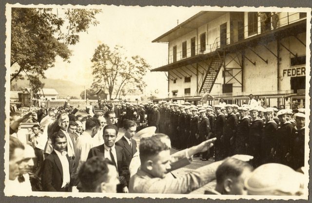 El texto publicado en la revista Épocas reseñó los tres hechos más pintorescos de esta misión nazi: el primero, que “el 13 de febrero los marinos rinden honores al libertador en el Paseo Bolívar. Su banda interpretó magistralmente el himno nacional de Colombia y el himno de Alemania, además de varias marchas militares que cautivaron a los asistentes, mientras los germanos y algunos curiosos saludaban con el brazo derecho en alto al mejor estilo nazi”.