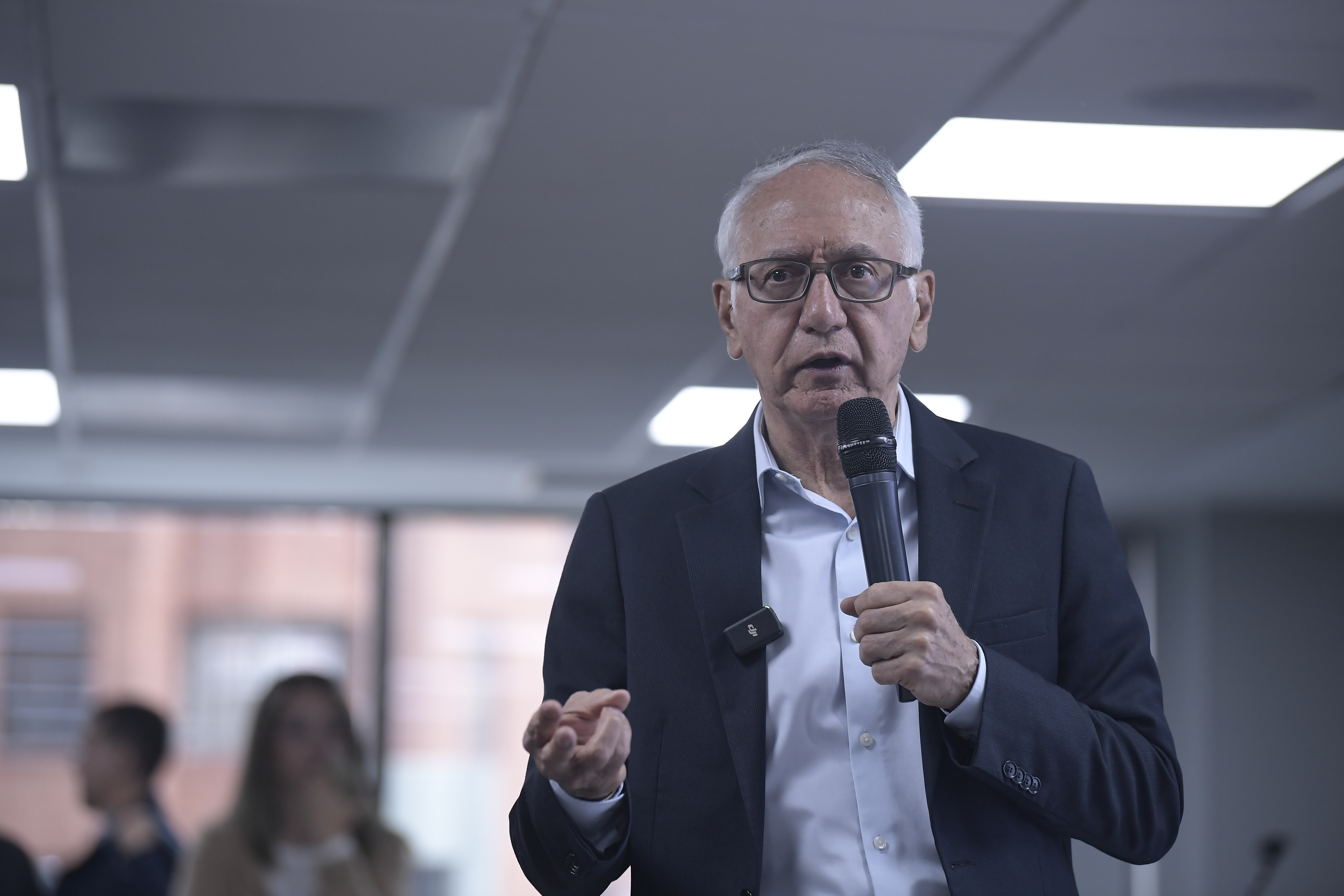 El ministro de Salud, Guillermo Jaramillo, pasa al tablero en la Corte Constitucional