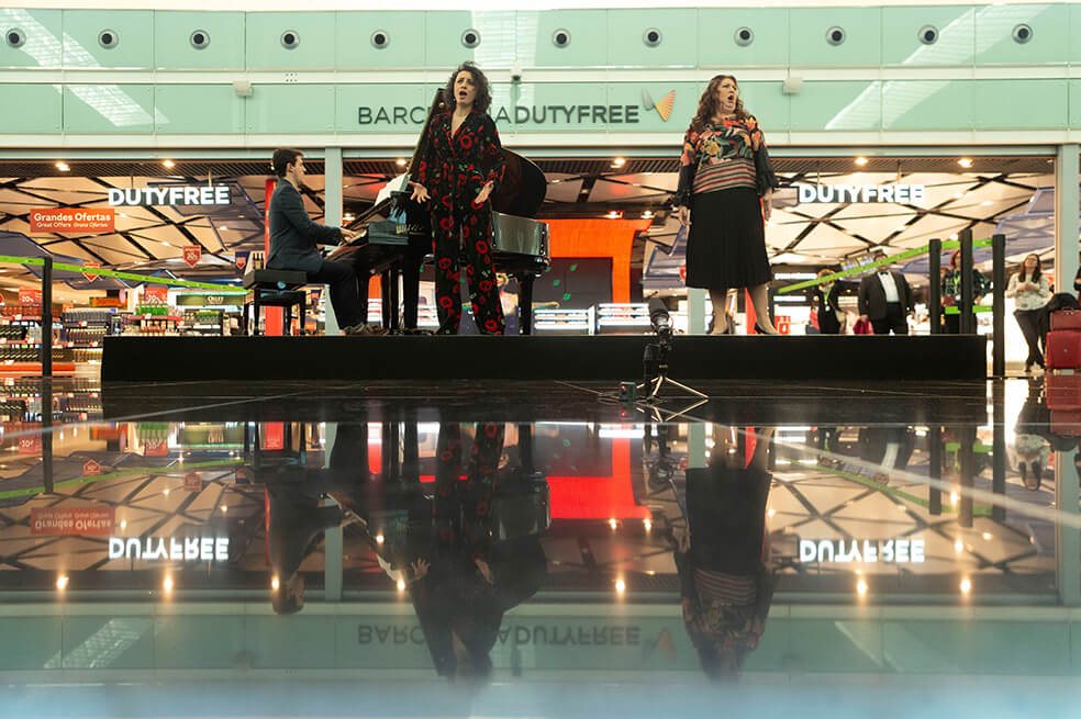 Galería de fotos: la ópera se toma el aeropuerto de Barcelona, España