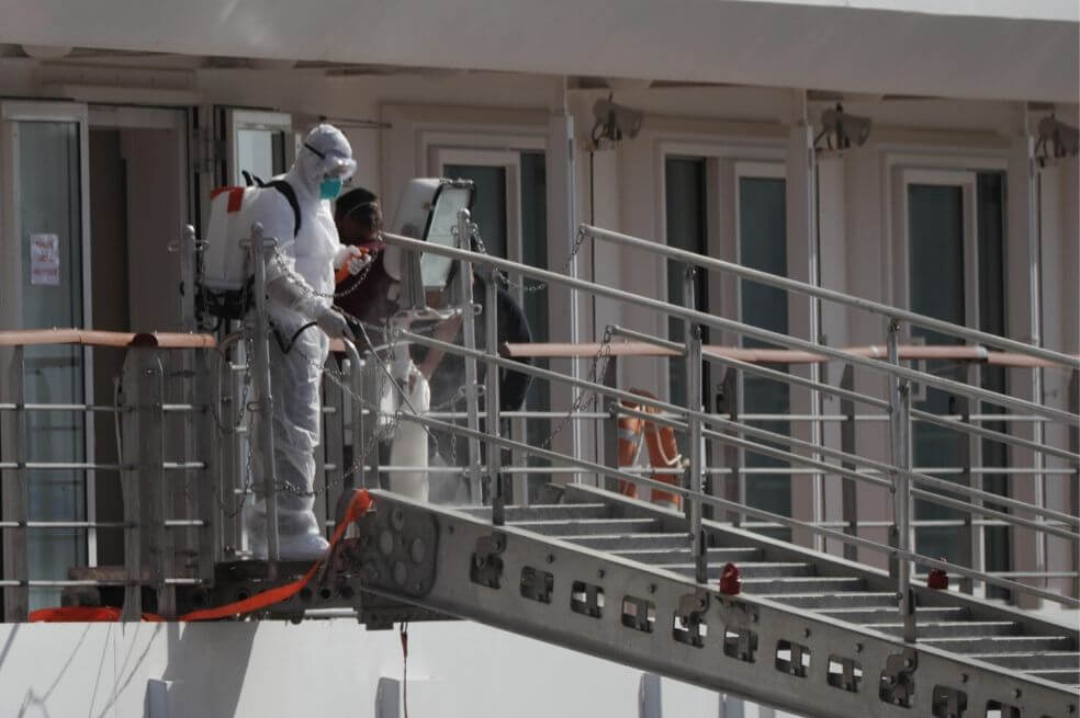 La tortura psicológica de los tripulantes de los cruceros varados en altamar