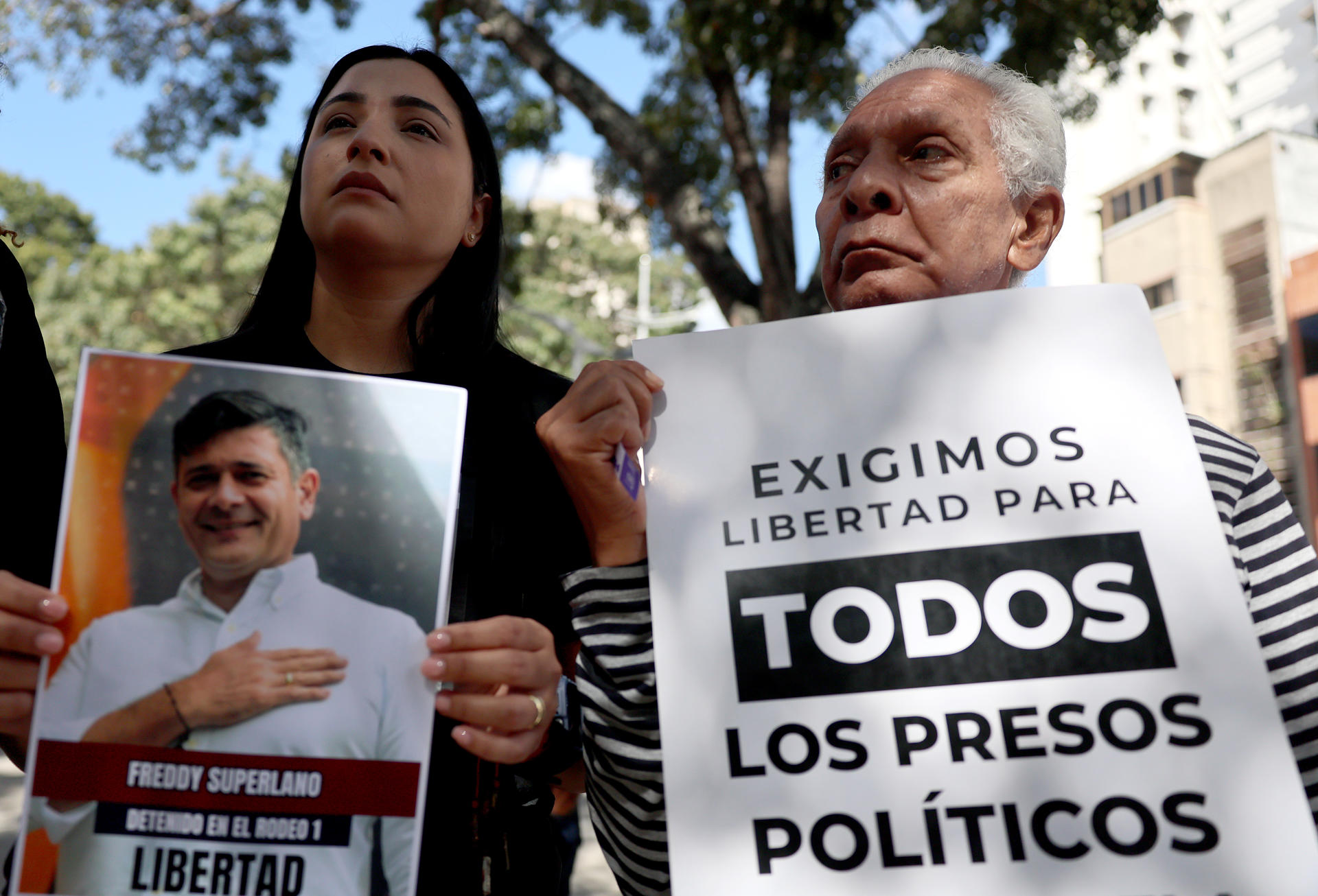 Venezuela libera presos políticos, pero exigen respuesta por el paradero de más de 200