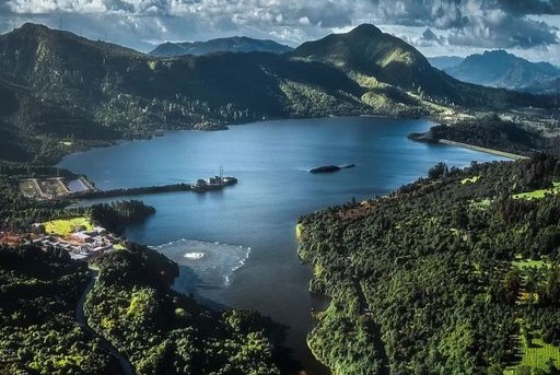 Este lugar es conocido por su impresionante belleza natural, que incluye montañas, lagos y una gran variedad de flora y fauna.