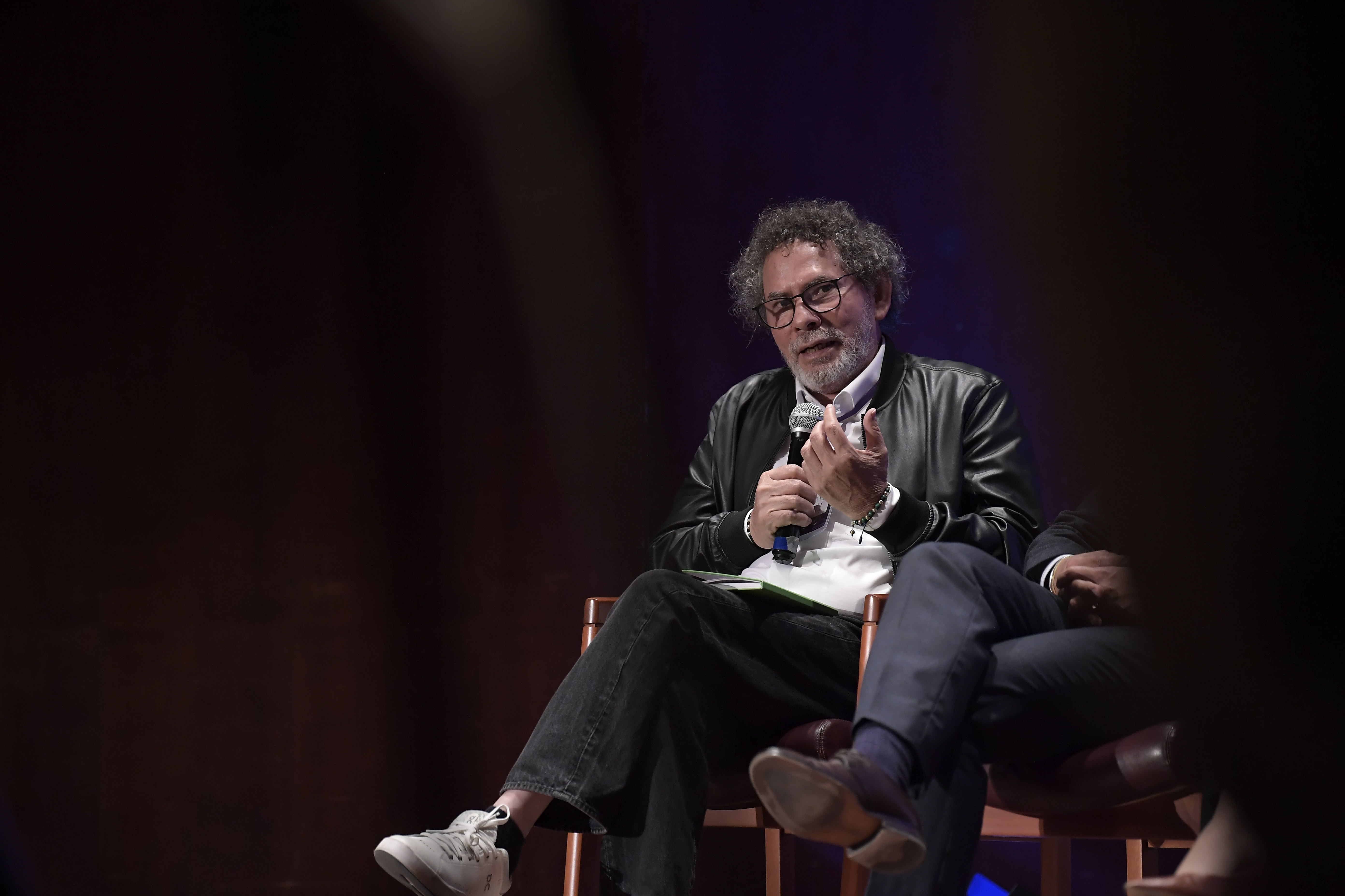 Firmante del Acuerdo Final de Paz, ex integrante del último secretario de la FARC-EP y actualmente, delegado en la CSIVI, en el evento que conmemora los nueve años del Acuerdo de Paz, realizado en el Auditorio Teresa Cuervo Borda del Museo Nacional de Colombia, en Bogotá.
