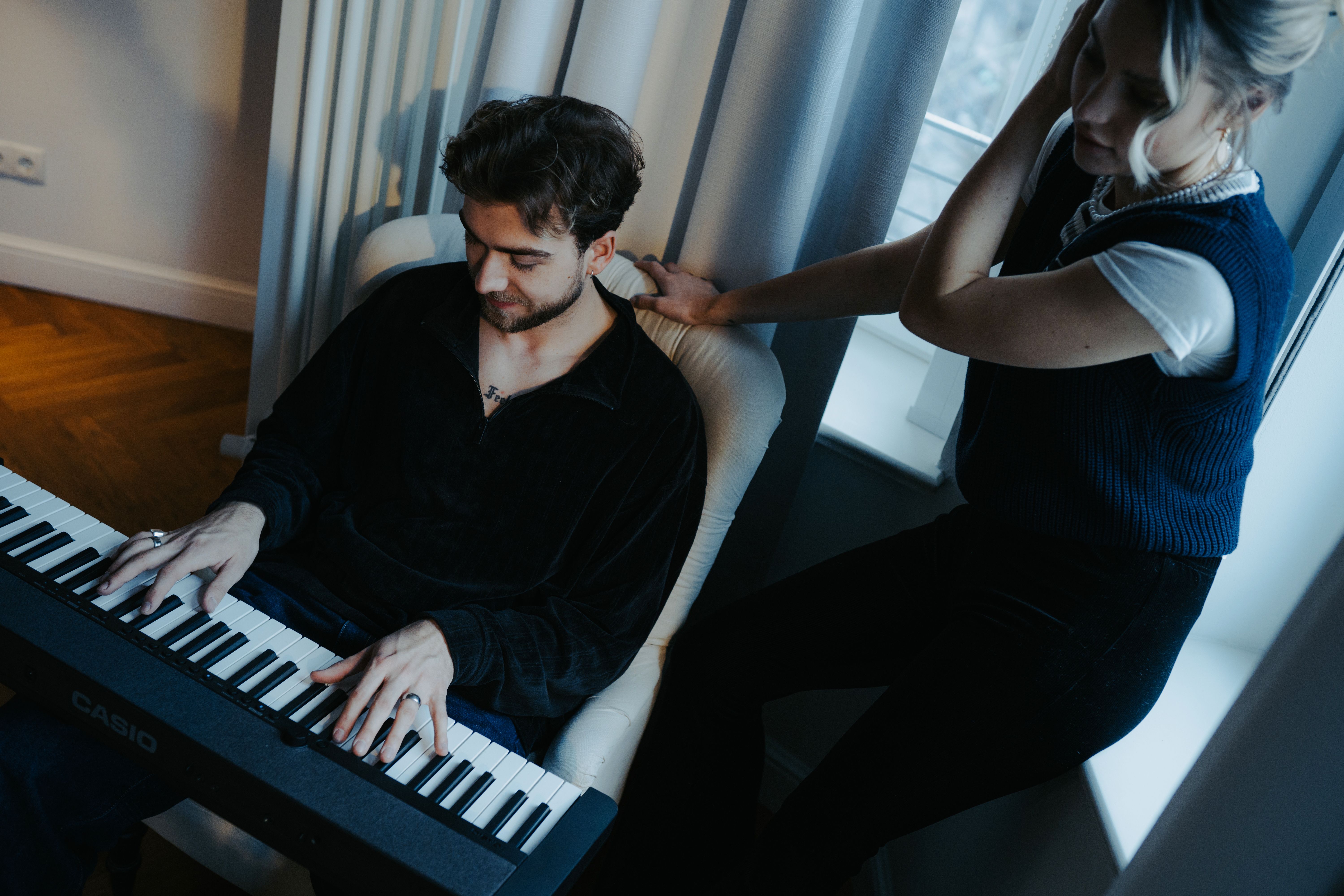Notas que enamoran a la antigüita: el poder del piano en la música romántica