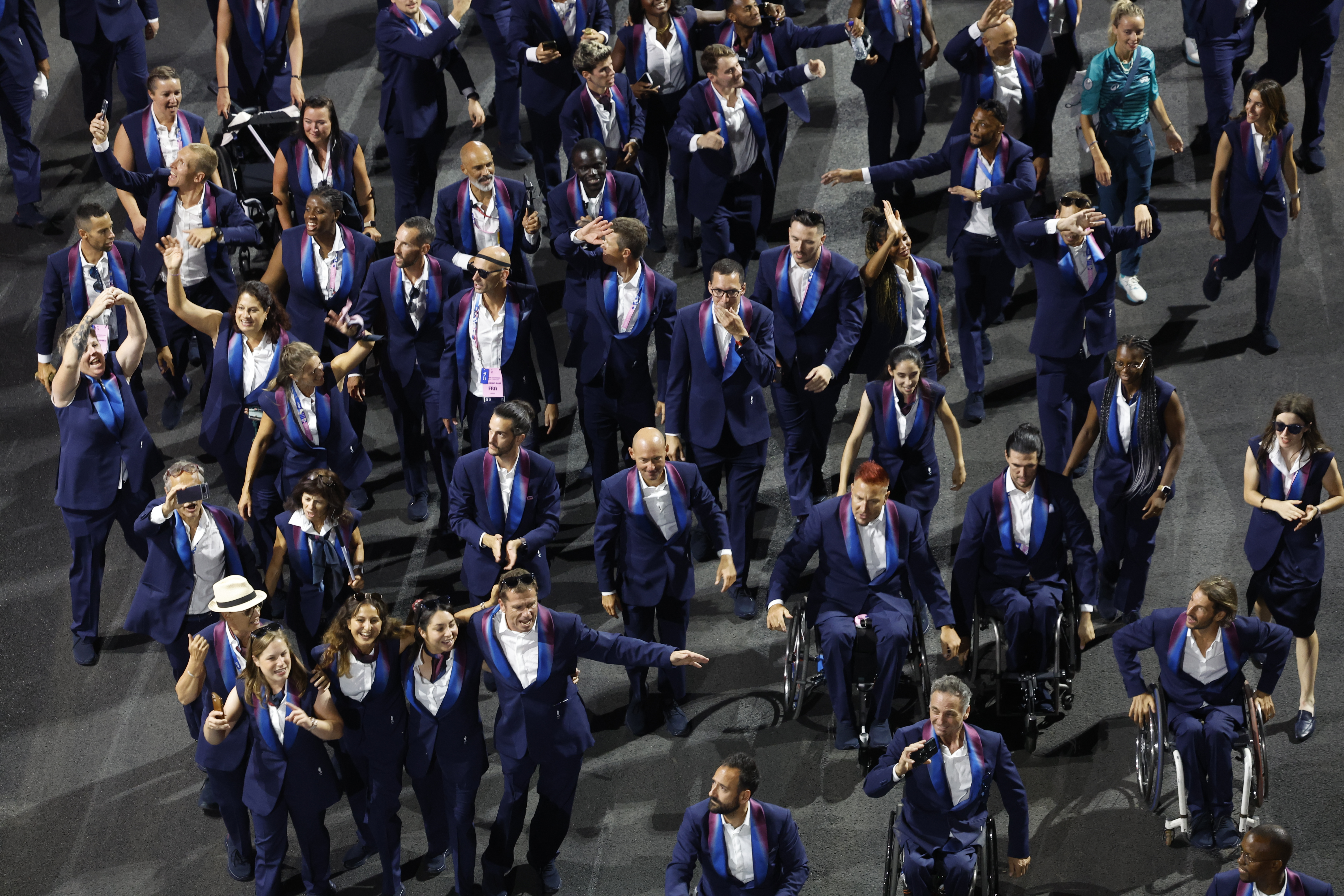 PARÍS (FRANCIA), 28/08/2024.- La delegación francesa durante la ceremonia de inauguración de los Juegos Paralímpicos París 2024, celebrada este miércoles en la capital francesa. EFE/Javier Etxezarreta