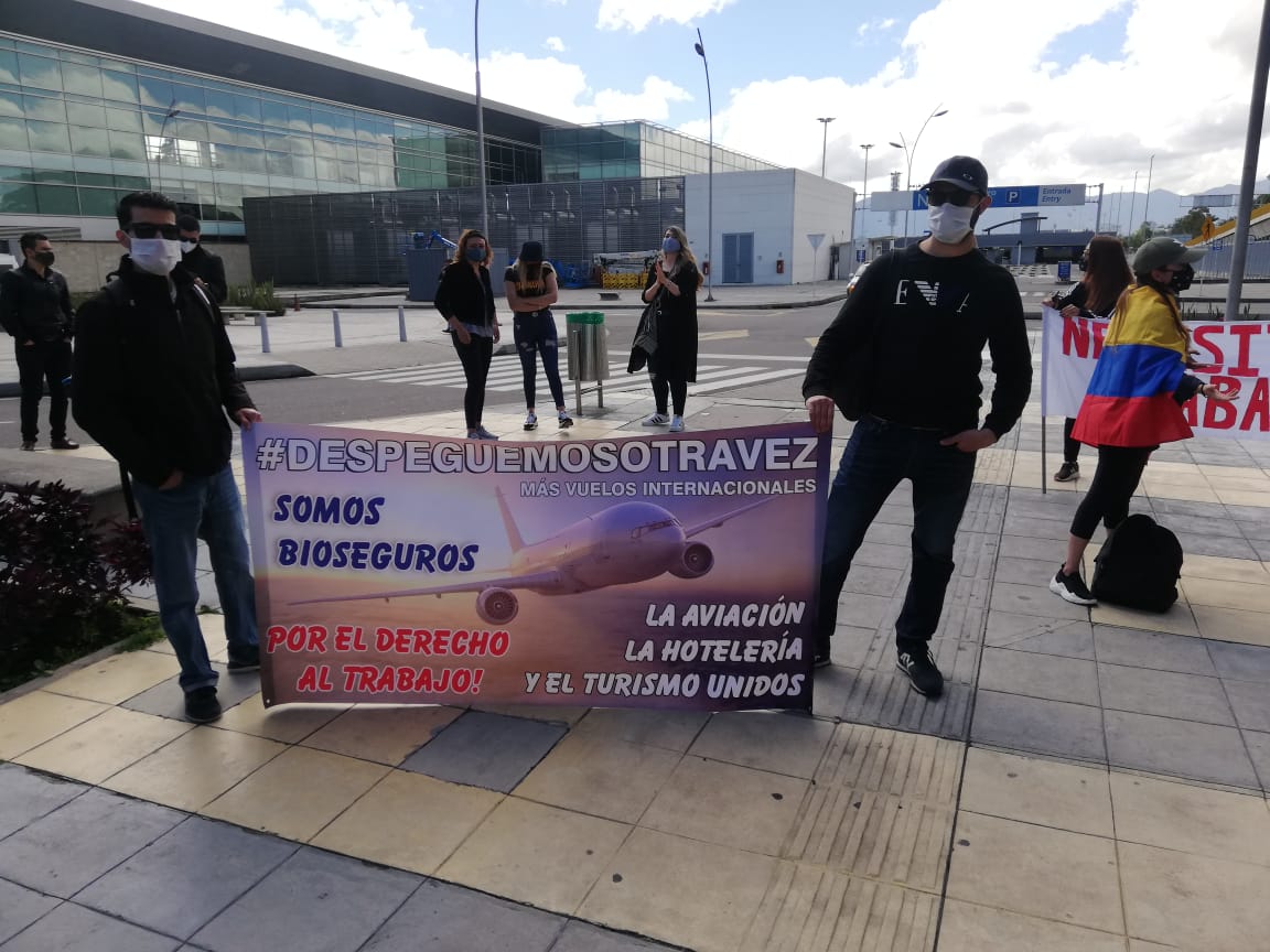 Con plantón en El Dorado, trabajadores piden apertura de vuelos internacionales