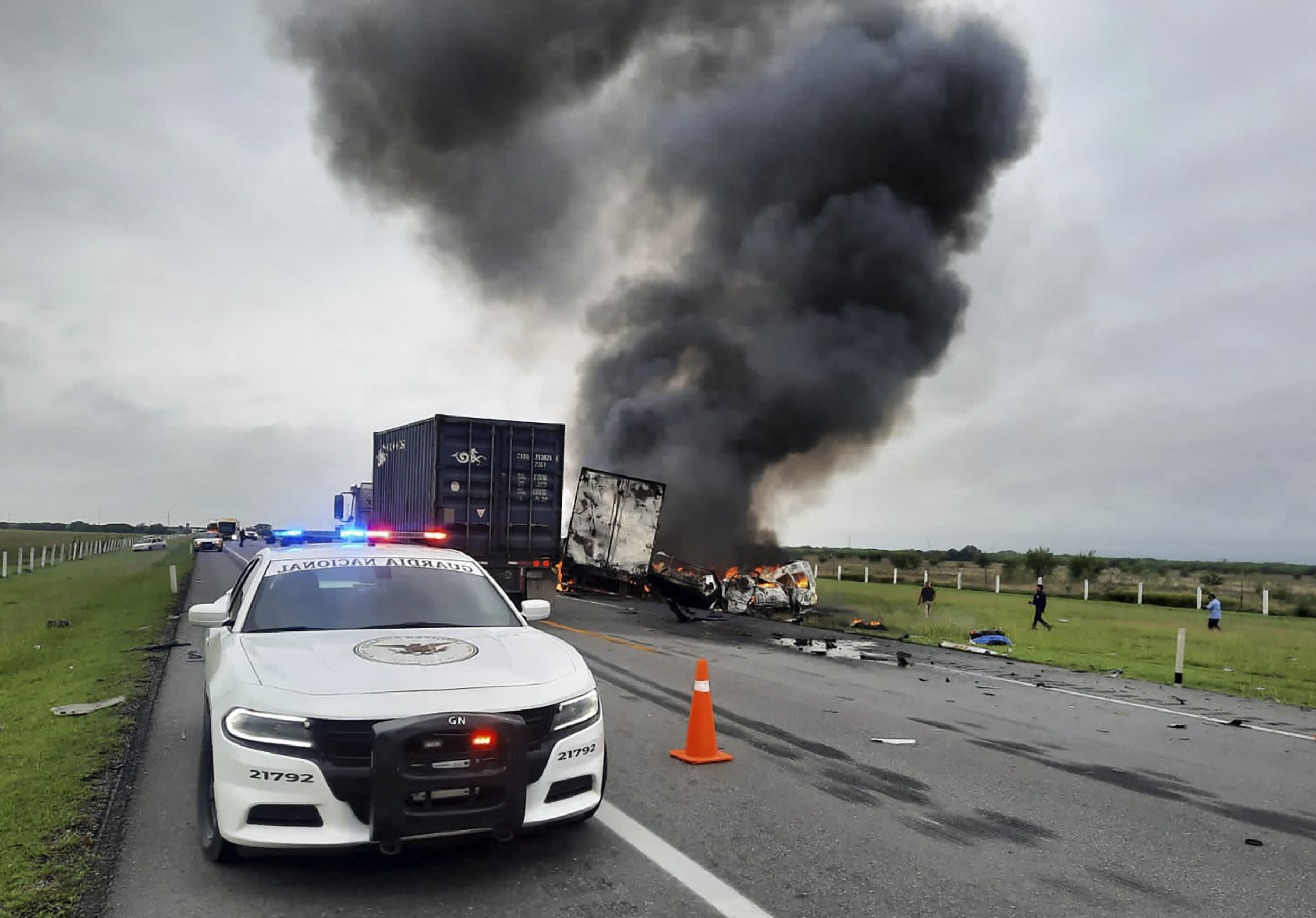 Accidente entre un minibús y un tráiler en México dejó más de 13 muertos