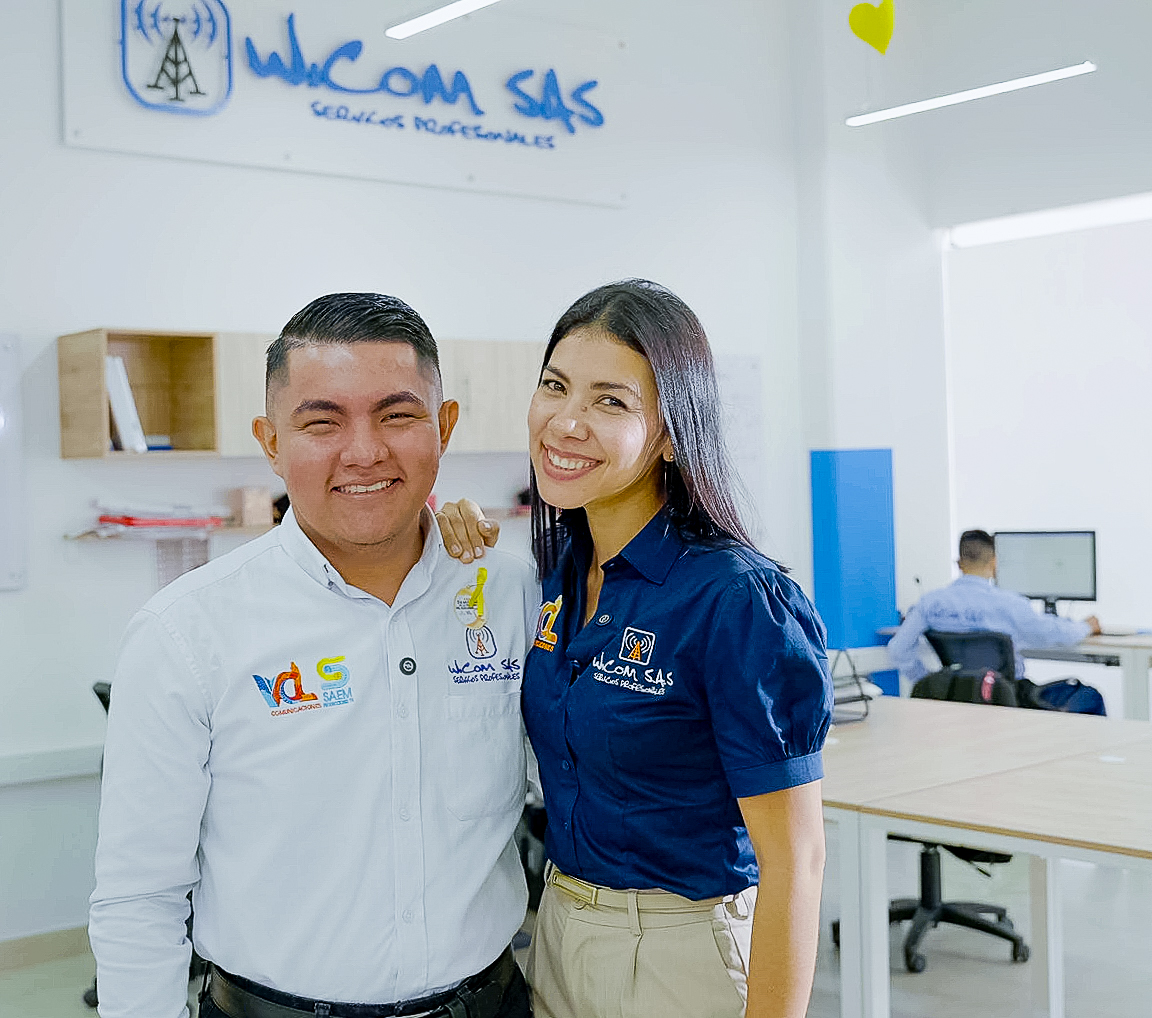 Jéssica Prieto, subgerente, y Joel Cordero, coordinador financiero, los dos en Wicom.