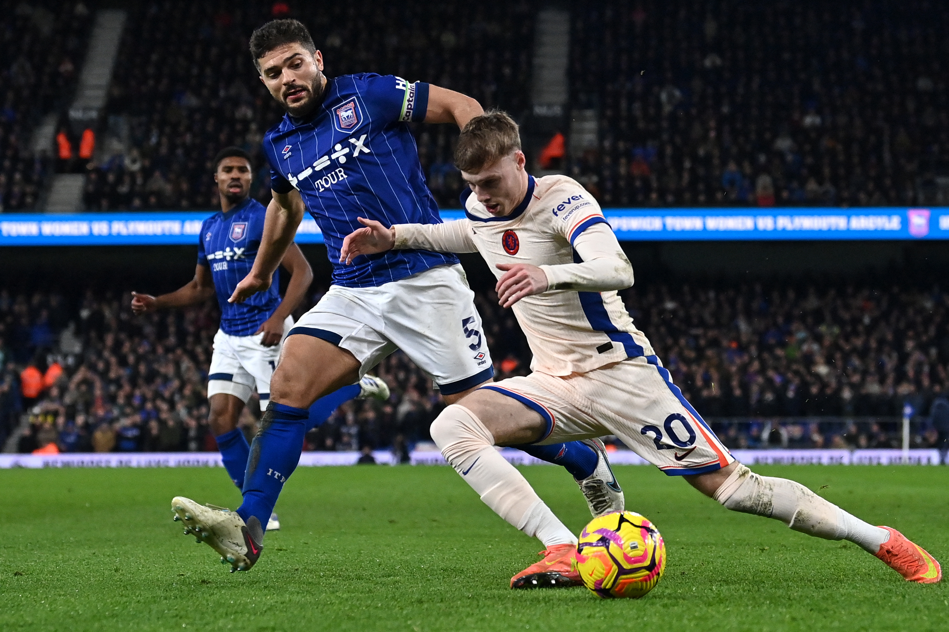 Cole Palmer (Chelsea) protege el balón ante la marca de Sam Morsy (Ipswich).