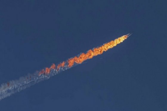Fotograma del avión ruso que cayó el amrtes en la frontera entre Siria y Turquía. / EFE