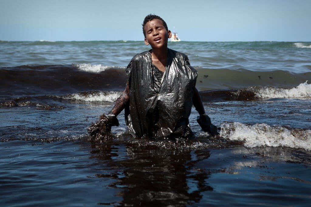 Manchas de petróleo aparecen nuevamente sobre las playas de Brasil