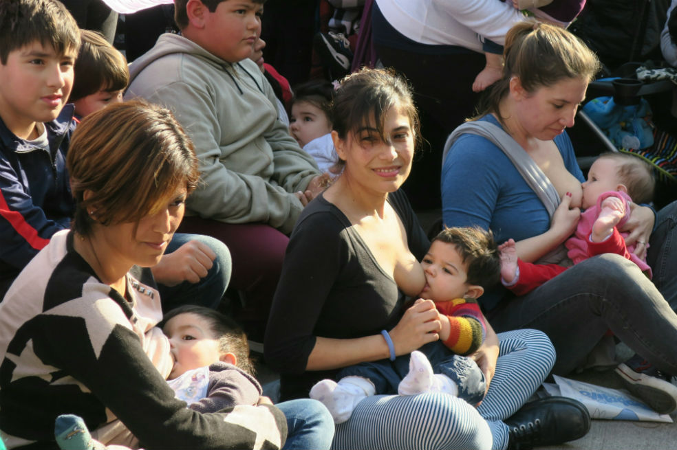 Así se vivió la amamantada masiva en Argentina contra prohibición a madre de hacerlo en público