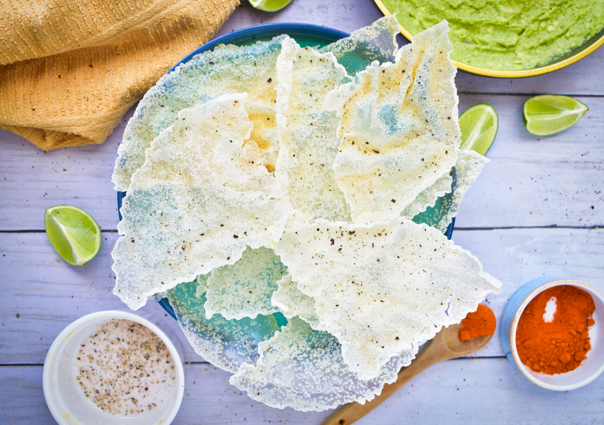 Una delicia para sorprender: papel de arroz crocante con crema de aguacate