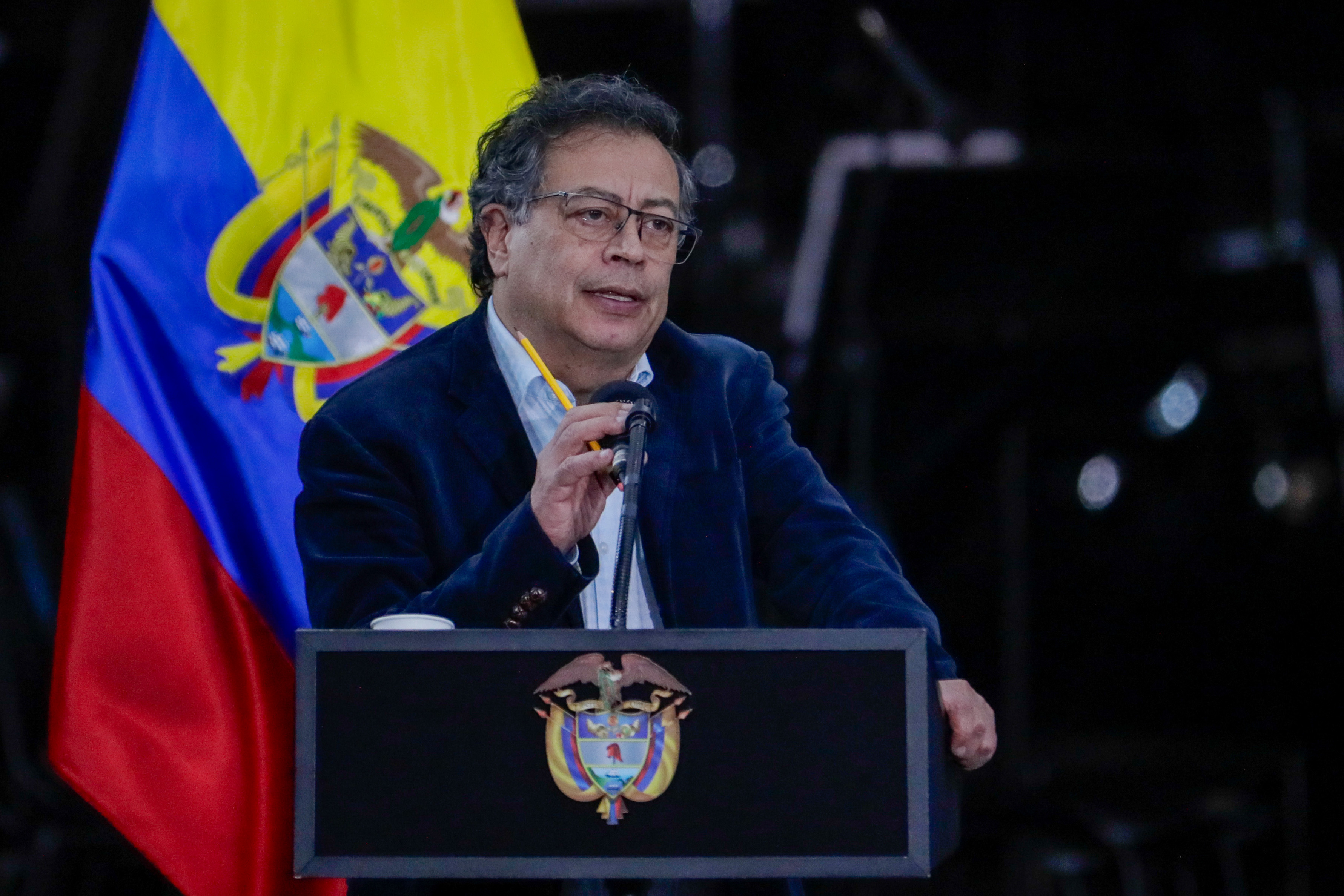 AME9988. BOGOTÁ (COLOMBIA), 21/11/2024.- El presidente de Colombia, Gustavo Petro, habla durante la ceremonia de conmemoración del octavo aniversario de la firma del acuerdo de paz este jueves, en la Plaza de Bolívar en Bogotá (Colombia). El Gobierno colombiano conmemoró el octavo aniversario del acuerdo de paz con la guerrilla de las FARC, un periodo en el que más de 430 exguerrilleros han sido asesinados, lo que constituye uno de los mayores obstáculos para la implementación del cese el fuego definitivo y la dejación de armas. EFE/ Carlos Ortega