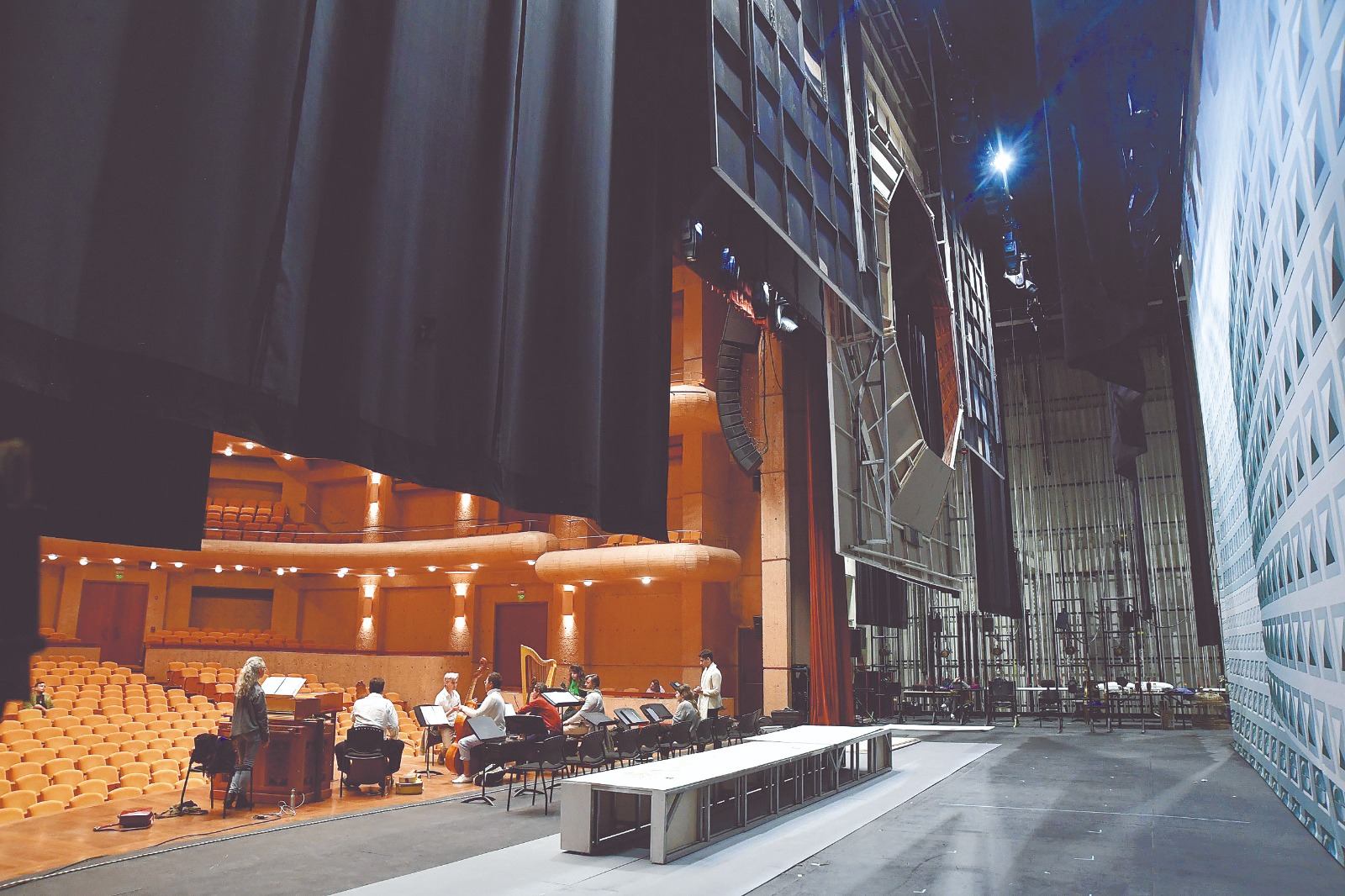 La coronación de una reina romana en el Teatro Mayor