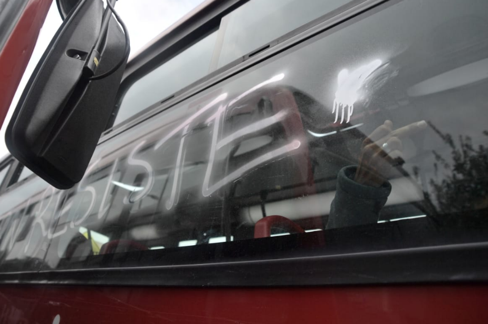RCN Radio rechaza grafitis pintados sobre su fachada