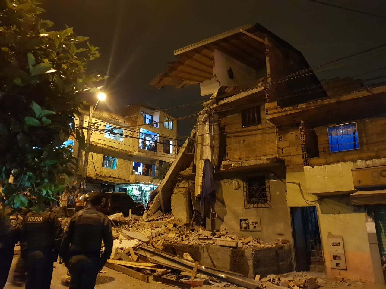 Vivienda que se desplomó tras explosión.
