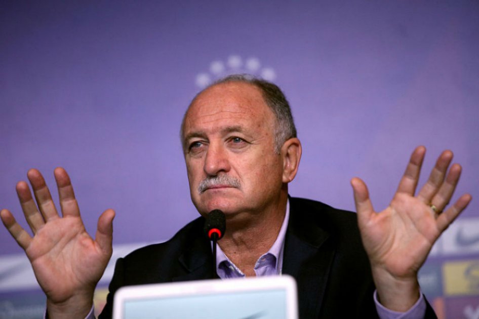 Scolari halaga la «experiencia» del árbitro que no vio el mordisco de Suárez