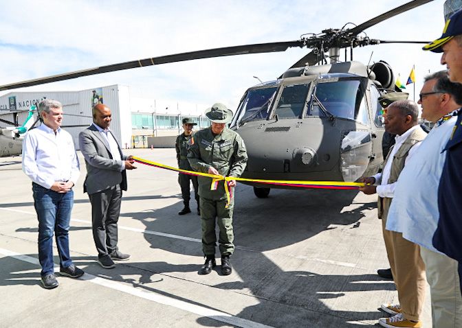 El director de la Policía, William Salamanca, fue el encargado de recibir las aeronaves del gobierno de Estados Unidos.