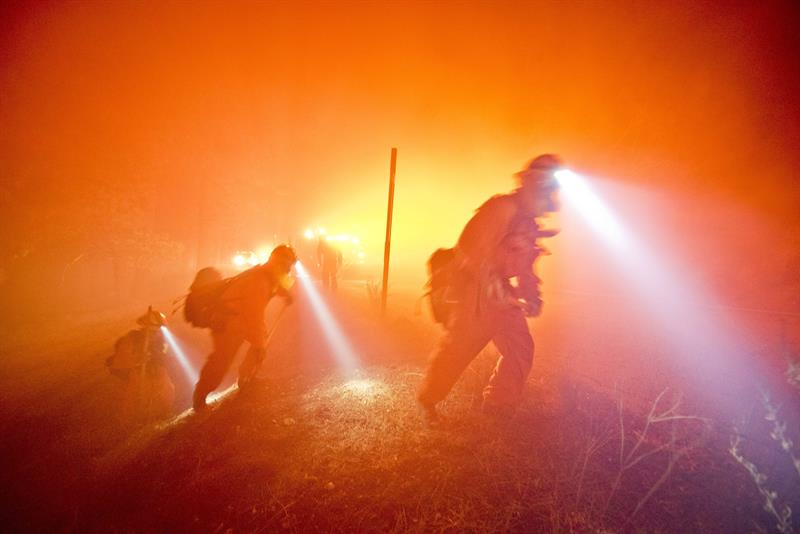 Incendio alcanza una autopista y quema una veintena de vehículos