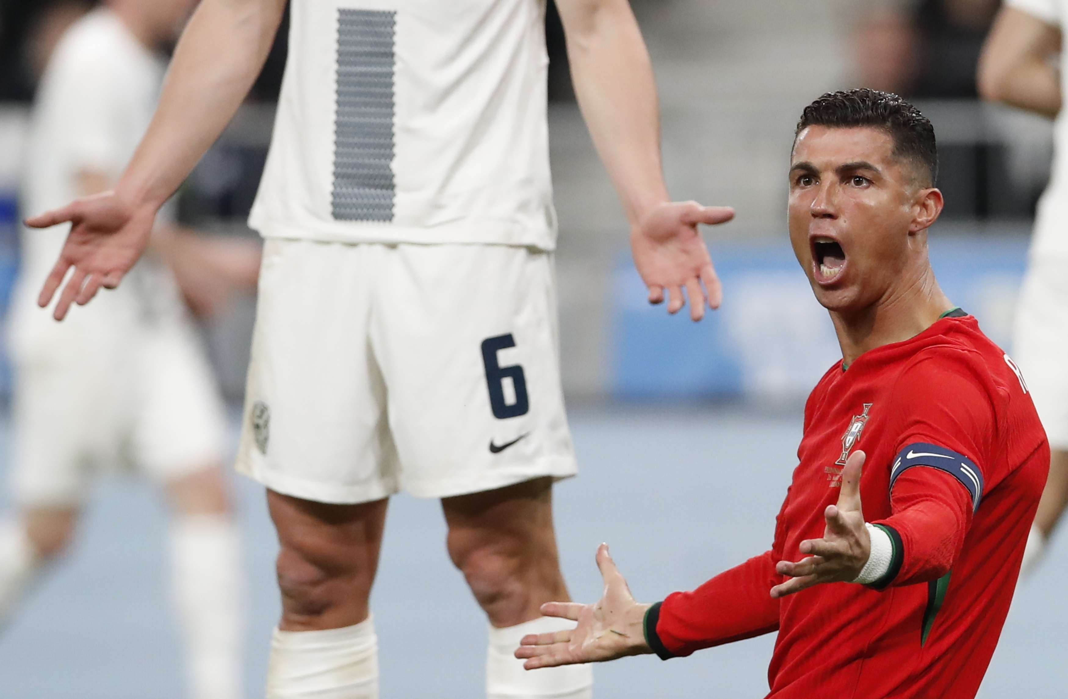 ¡Locura en Eslovenia! Subastan la cama en la que Cristiano Ronaldo durmió la semana pasada