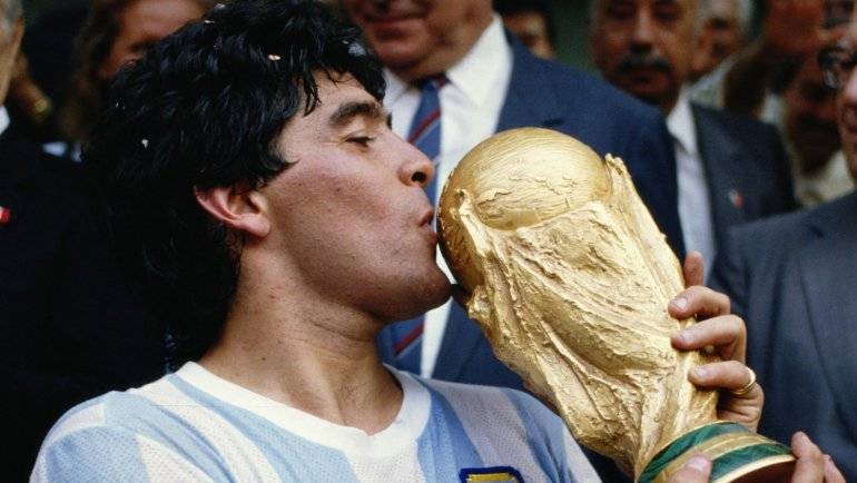 Maradona vuelve al lugar del mejor beso de su vida