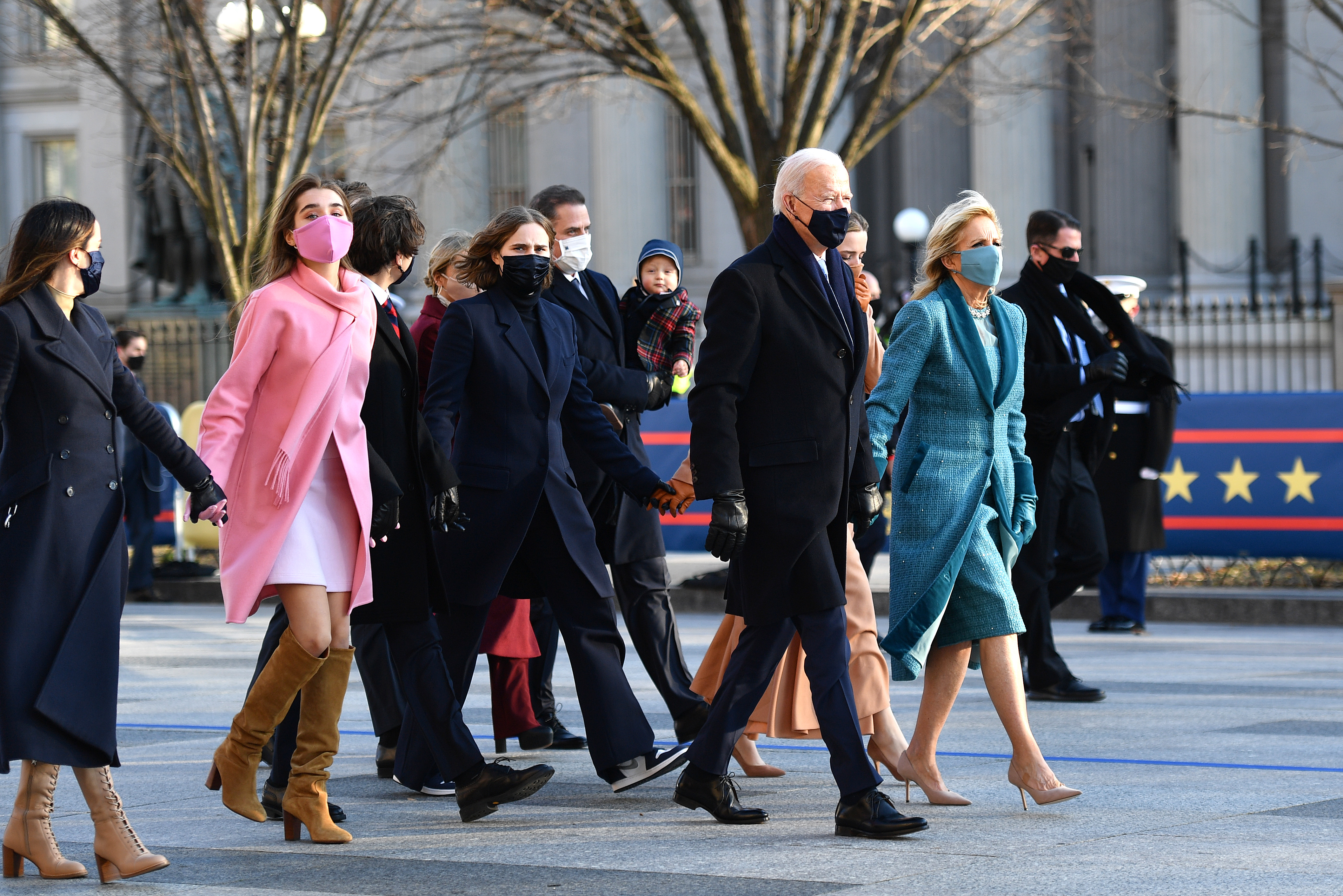 El presidente estadounidense Joe Biden, la primera dama, la Dra. Jill Biden y su familia recorren la ruta abreviada del desfile después de la inauguración