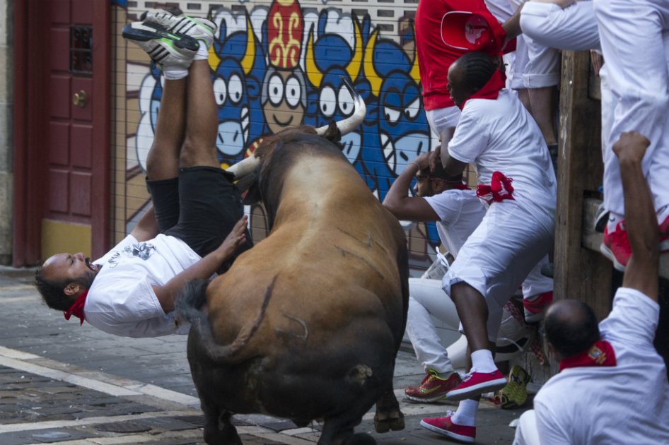 14 heridos por cornadas de toros en fiestas de San Fermín en España