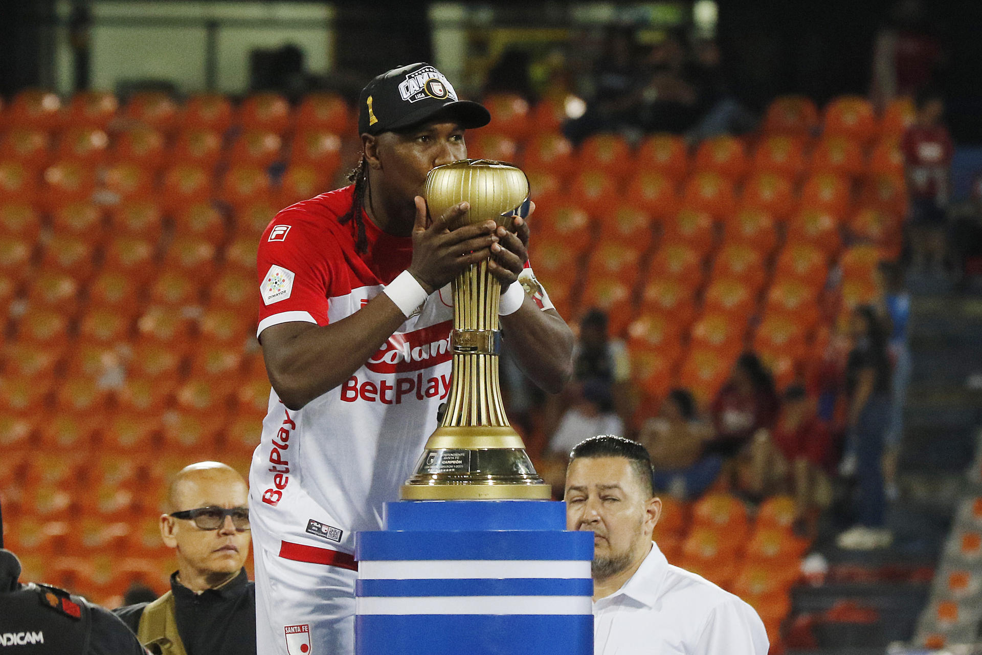 AME9778. MEDELLÍN (COLOMBIA), 29/06/2025.- Hugo Rodallega de Santa Fe celebra tras ganar el título de la Liga Colombiana este domingo, en el partido de vuelta de la final del la liga colombiana entre Deportivo Independiente Medellín e Independiente Santa Fe en el estadio Atanasio Girardot en Medellín (Colombia). EFE/ STR

